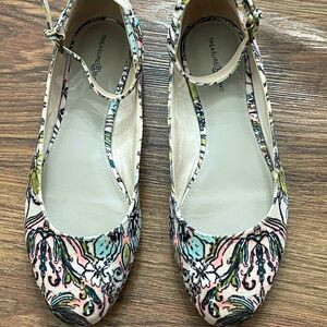 Flats: 8/1/2M white pink black blue-gray on suede. Matching bag in my closet.